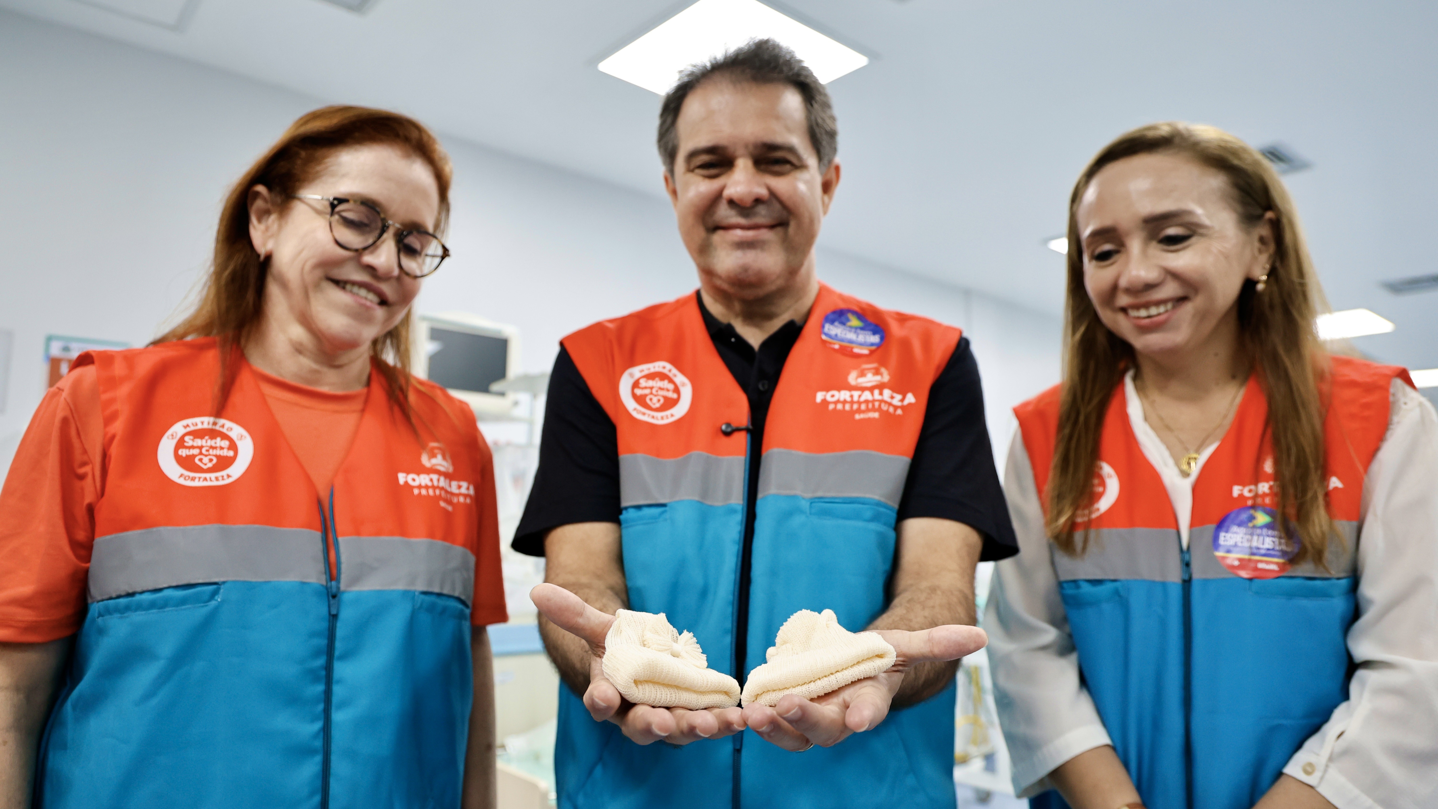 prefeito Evandro, secretárias Raiane e Aline posam para a foto